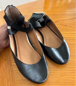 Women’s black ballet flats
