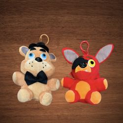 FIVE NIGHTS AT FREDDYS. FOXY & FREDDYS PLUSH TOY. W/ BACKPACK CLIP.SMALL STAIN ON THE BEARS ARM 
