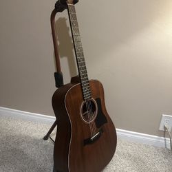 2013 TAYLOR 320 dreadnought acoustic guitar -Excellent condition