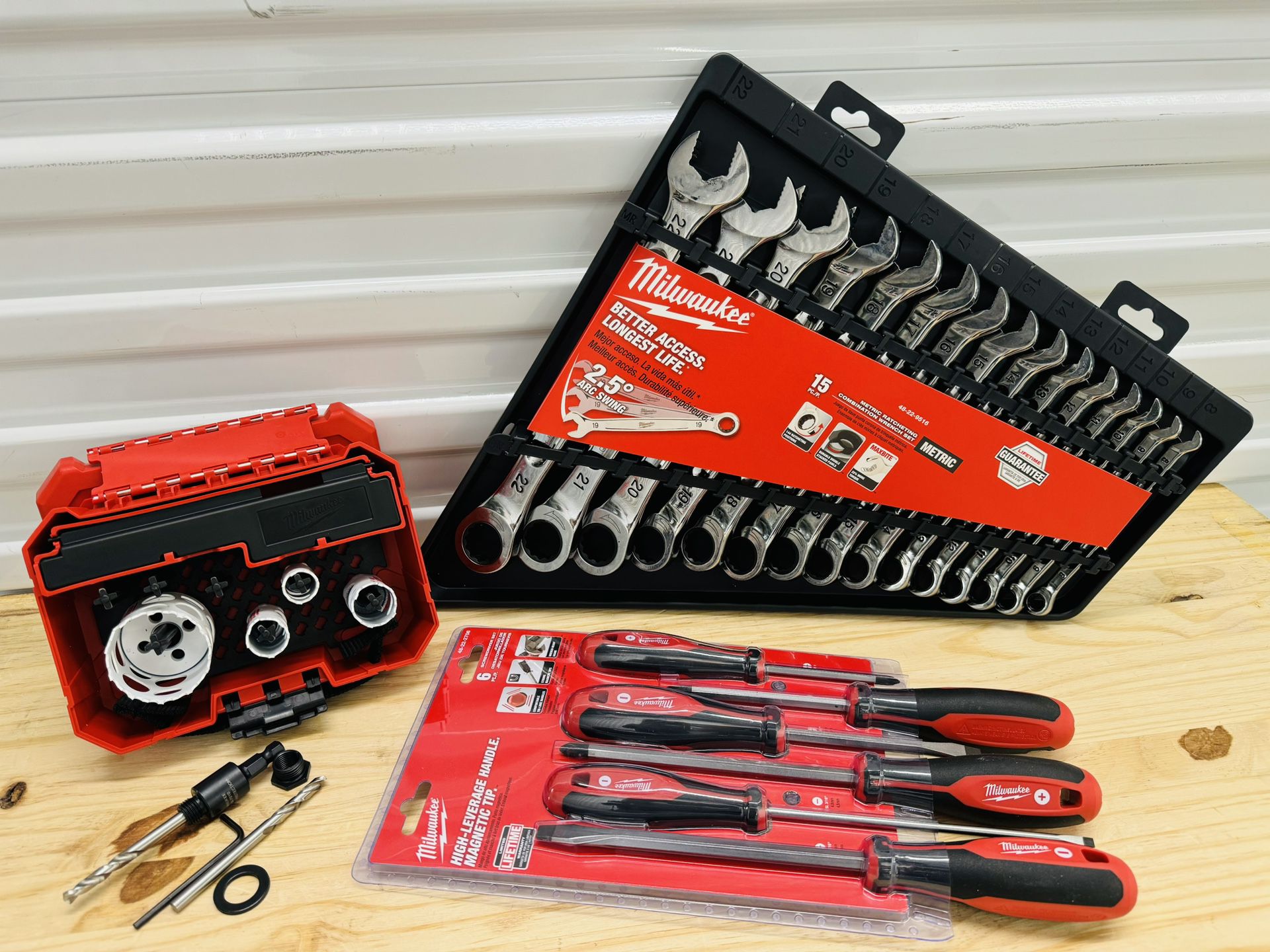 Milwaukee 15pc metric ratcheting combination wrench set, 6pc screwdriver set & 4pc hole dozer 