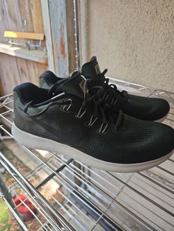 Mens Green Nike shoes 9.5