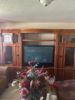 Large Traditional Entertainment Center / Wall Unit