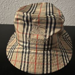 Burberry X Supreme bucket hat ‼️