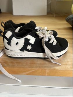 DC skate shoes black and white