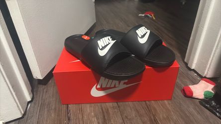 Never worn Nike slides