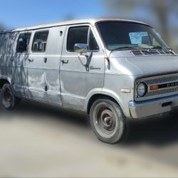 1972 Dodge Tradesman B200