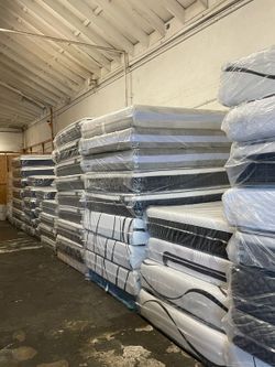 King Size Mattress Pillow Top 12" Thick. New Mattress In A Plastic Sealed