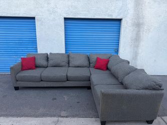 Beautiful sectional couch 🛋️ Gray
