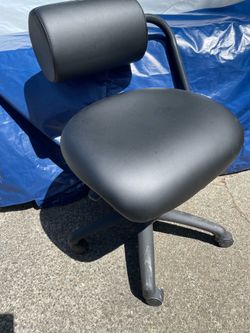 Posture Neutral ergonomic black leather chair.  Northeast Tacoma near the Centre at Norpoint
