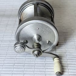 F137- Vintage Pflueger Trump No. 1943 Level-Wind Casting Reel Chrome/Bakelite