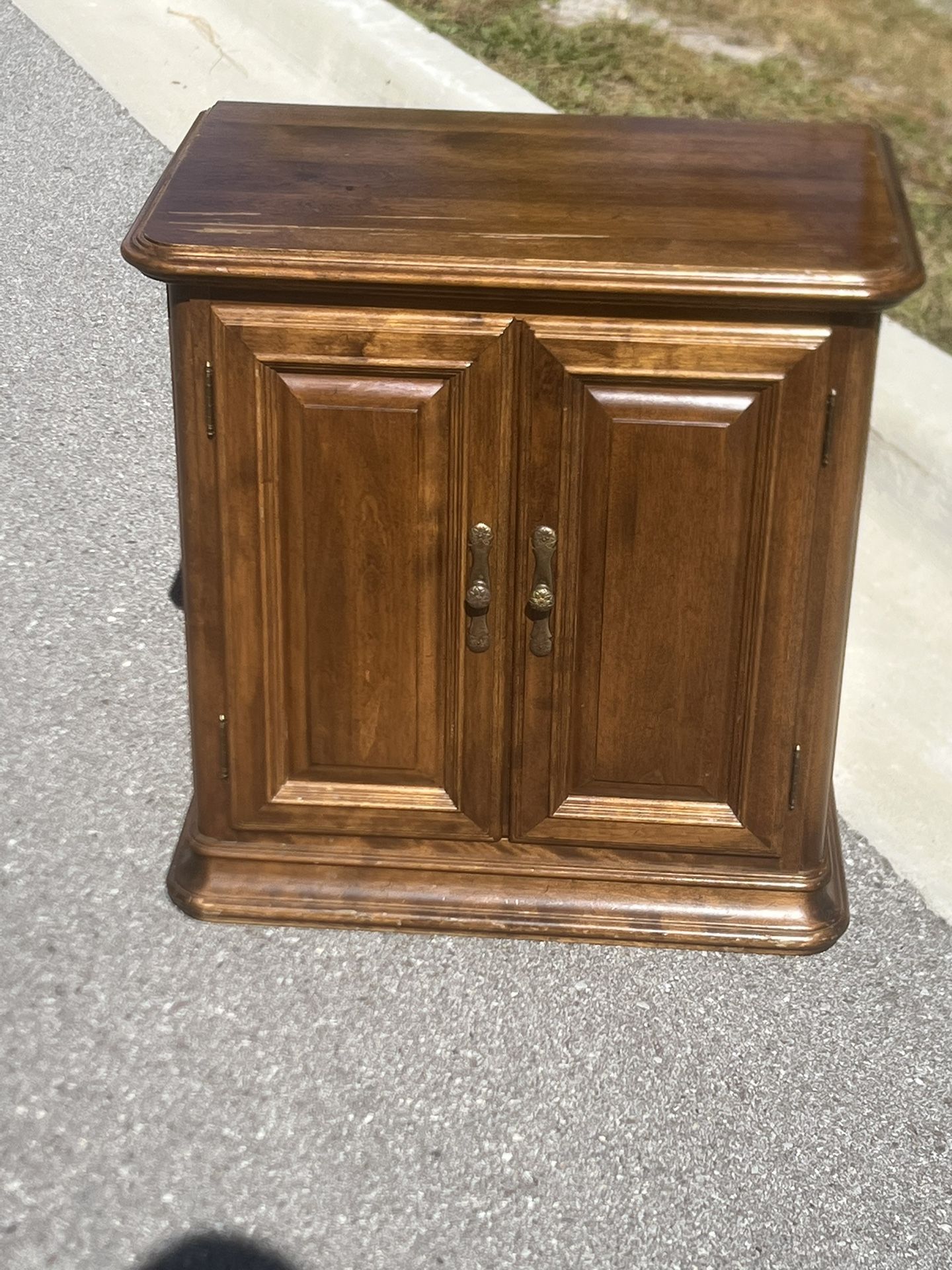 ETHAN ALLEN 1983 Classic Solid Maple 26" Accent Storage End Table Imperfections. The top Needs Refurbishing. Used in good condition with visible cosm