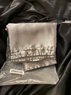 Four pieces Queen size satin bed set