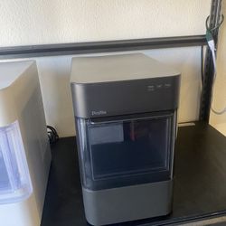 Ge Profile Nugget Icemaker 2.0 Opal Black.