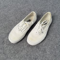 White Vans Classic Low-Top Sneakers With Vintage Wear And Street Style Edge