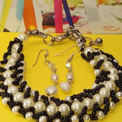 #1872, BEAUTIFUL PEARLS SET BRACELET AND EARRINGS. WHITE & BLACK COLLECTION
