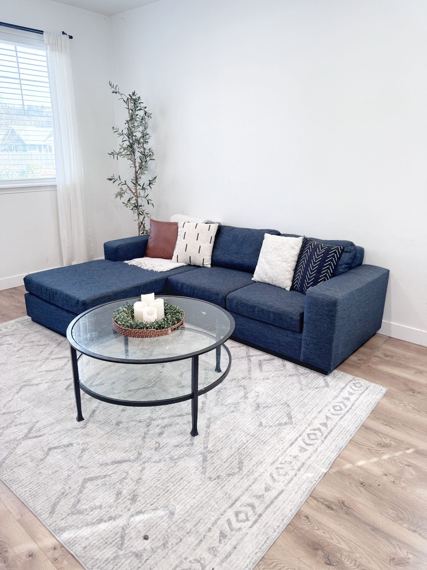 NEW high Quality Sectional Couch. Solid Wood Frame.