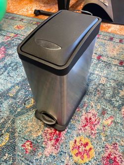 Slim profile trash can