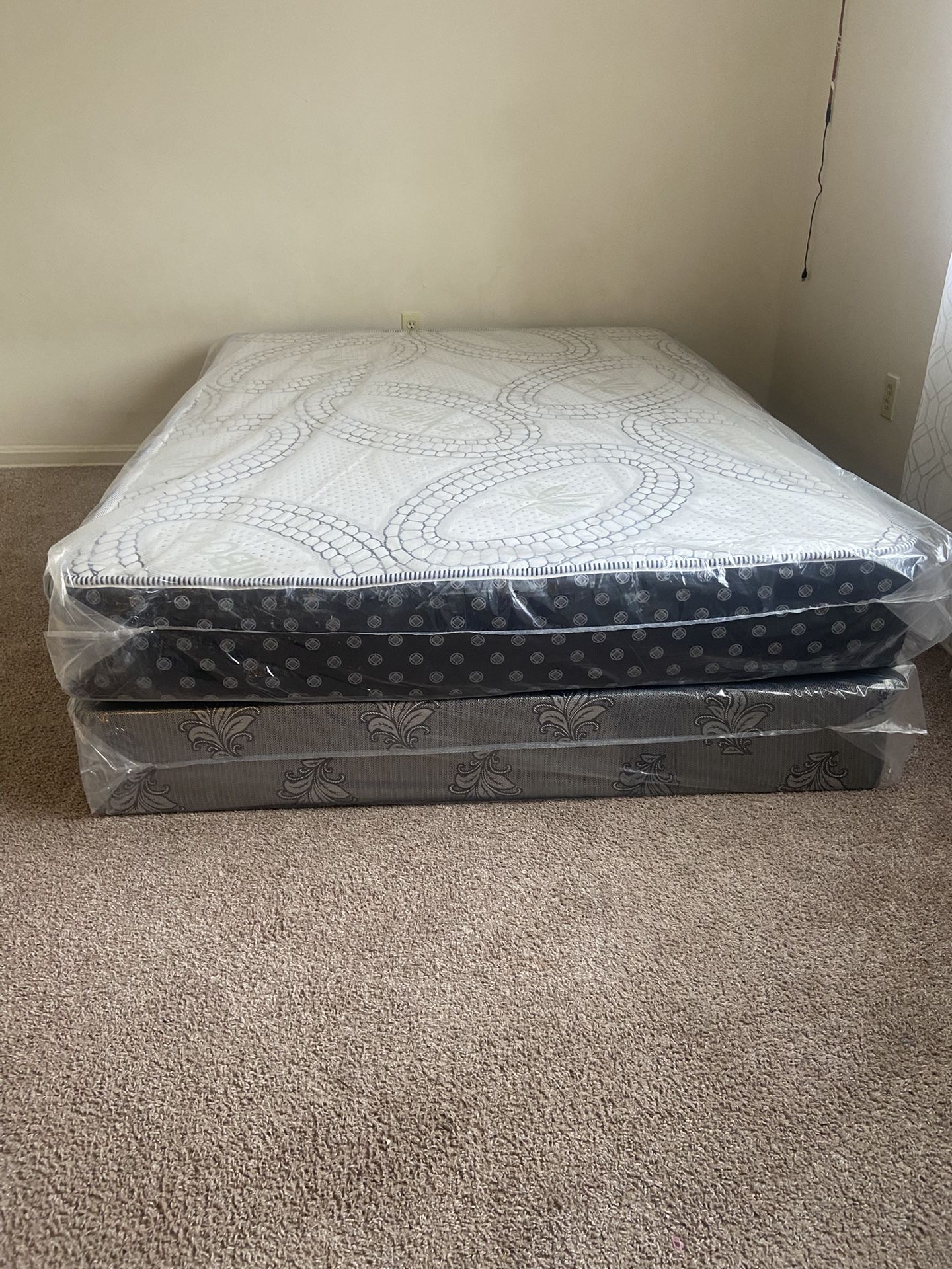 Queen Mattress Come With Free Box Spring - Free Delivery 🚚 To Reasonable Distance
