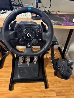 Logitech G923 with stand / pedals / shifter