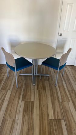 Round Table 4 Chairs