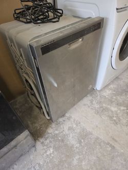 WHIRLPOOL DISHWASHER  2 YEARS OLD NEVER USED
