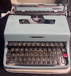 Olivetti Underwood Lettera 32 Typewriter