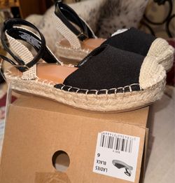 Women’s size 6 (( NEW))