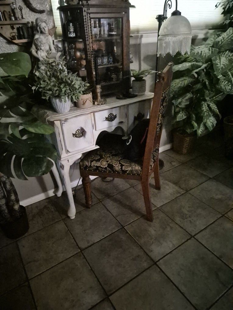 Little WHITE Vintage desk Or Vanity 