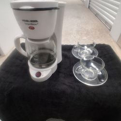 NEW, NEVER BEEN USED "BLACK AND DECKER" SMART BREW, 6 CUP EASY TO TRANSPORT, COFFEE MAKER!!!