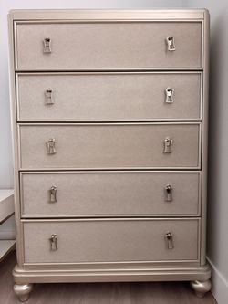 Rosdorf Park Cravens Champagne Gold 5-Drawer Dresser