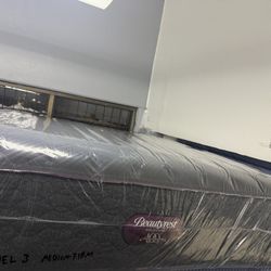 QUEEN SIZE SIMMONS BEAUTYREST WORLD CLASS LEVEL 3 (MEDIUM-FIRM) MATTRESS & BOX SPRING BED SET