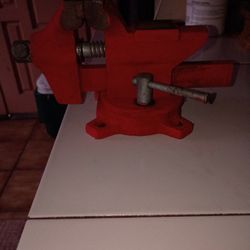 Nice Pre-owned 3" Base Bench Swivel Vice