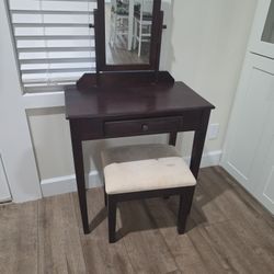 New Vanity Wood Never Used It Plus Bench 199 Beautiful Good Condition 