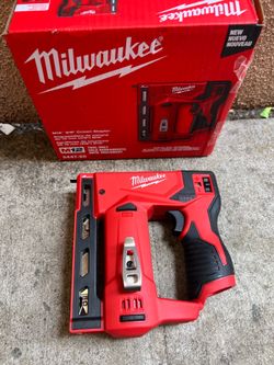 Milwaukee M12 Cordless 3/8 in. Crown Stapler (Tool-Only)