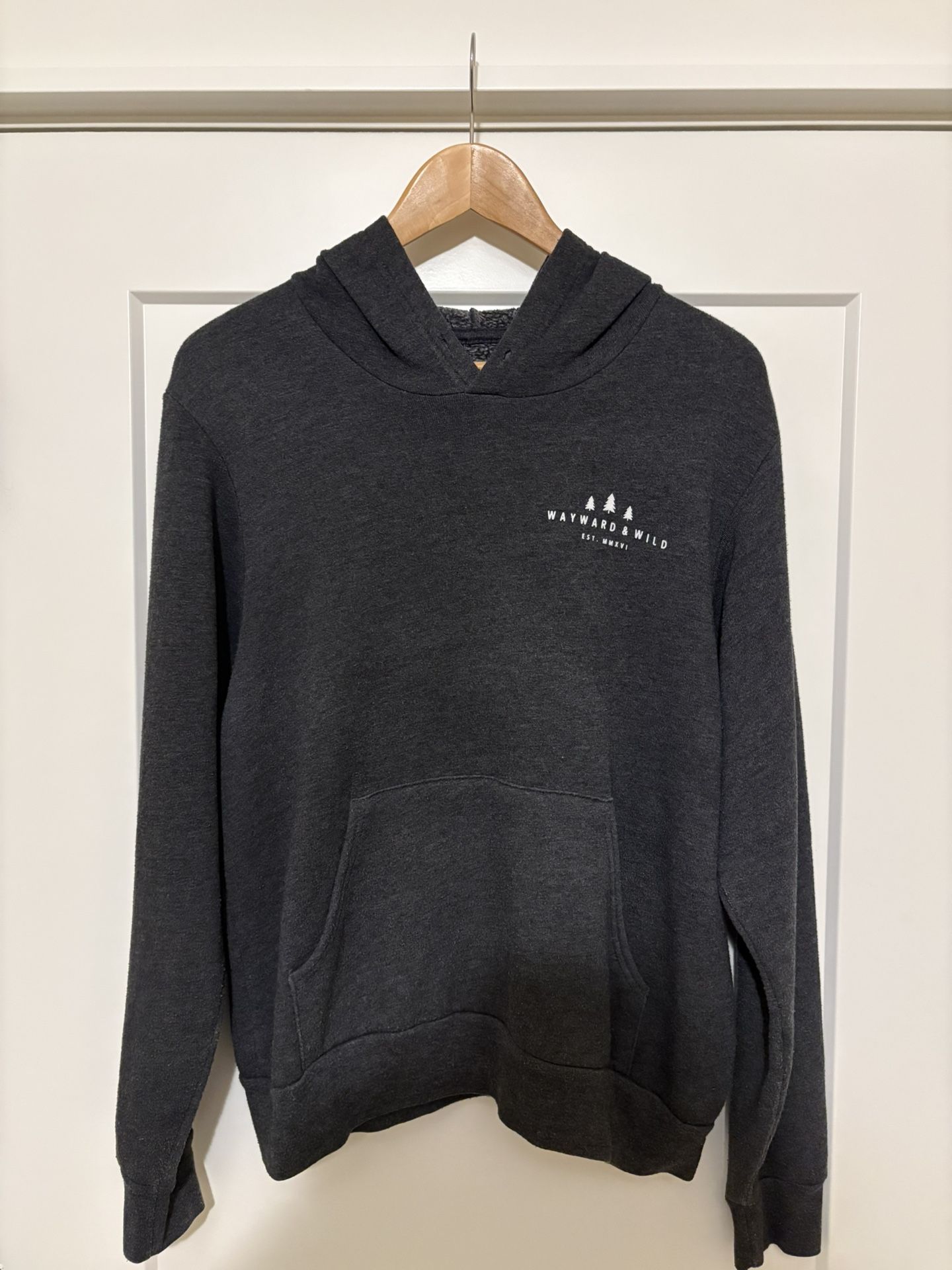 Wayward & Wild “Pacific Northwest” Graphic Hoodie – Charcoal Gray, Size Medium