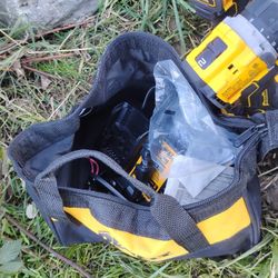 2 20 v DeWalt atomic hammer drill w/battery w/charger
