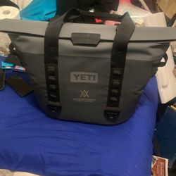 Yeti Cooler Bag Large -new 