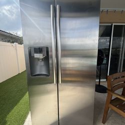 Samsung Side By Side Refrigerator – Model RS265TDRS – Works Great