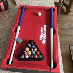Mini pool table