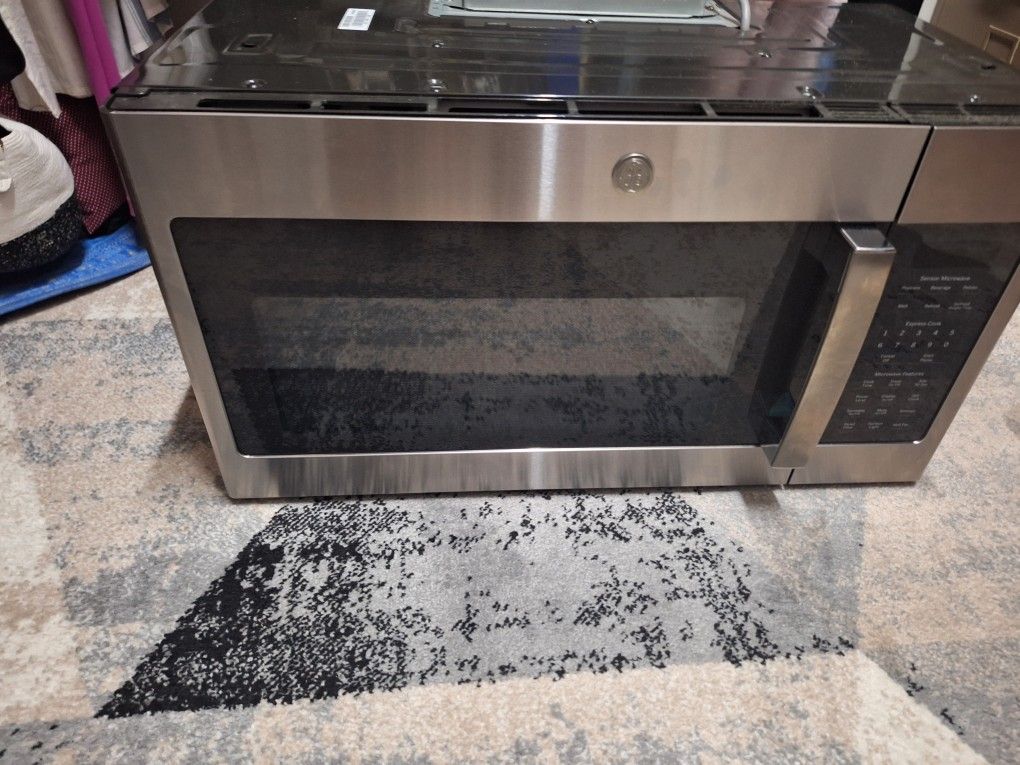 LIKE NEW UNDER CABINET MICROWAVE