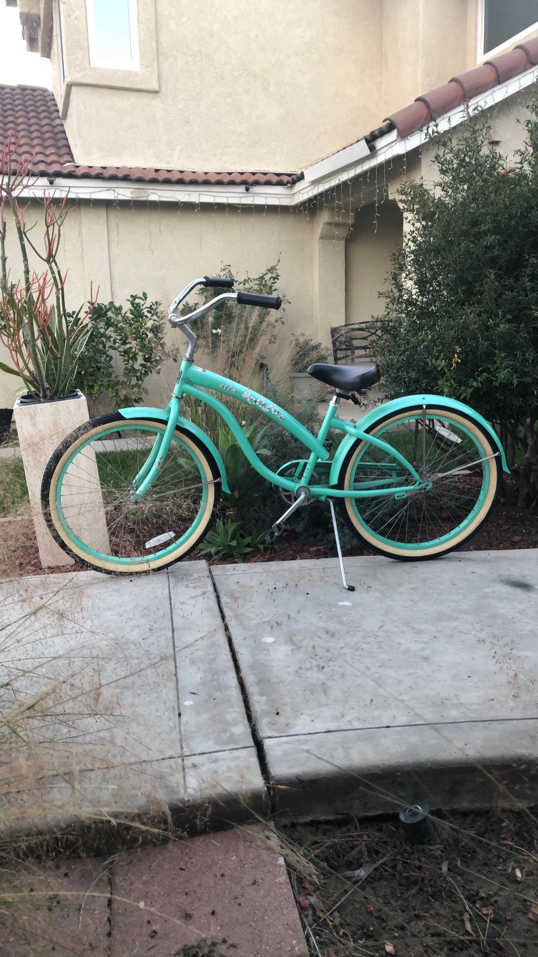 Vintage Formstrong Bella Classic Beach Cruiser Bicycle