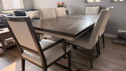 Beautiful Extendable Dining Table with 6 Chairs