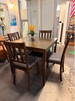 🔥 Brand New Dining Set – Table & 4 Chairs – Excellent Condition
