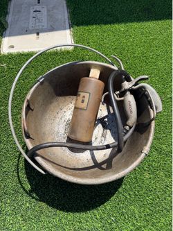 Rigid oil bucket