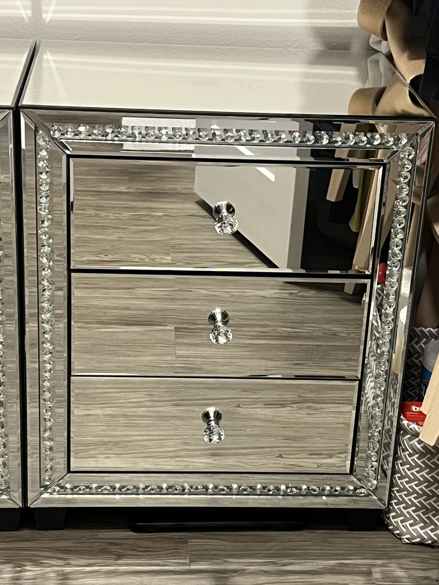 2 mirrored nightstands 