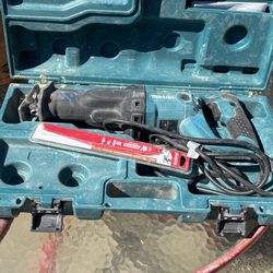 Makita Reciprocating Saw with Carrying Bag With A Pack Of Blades