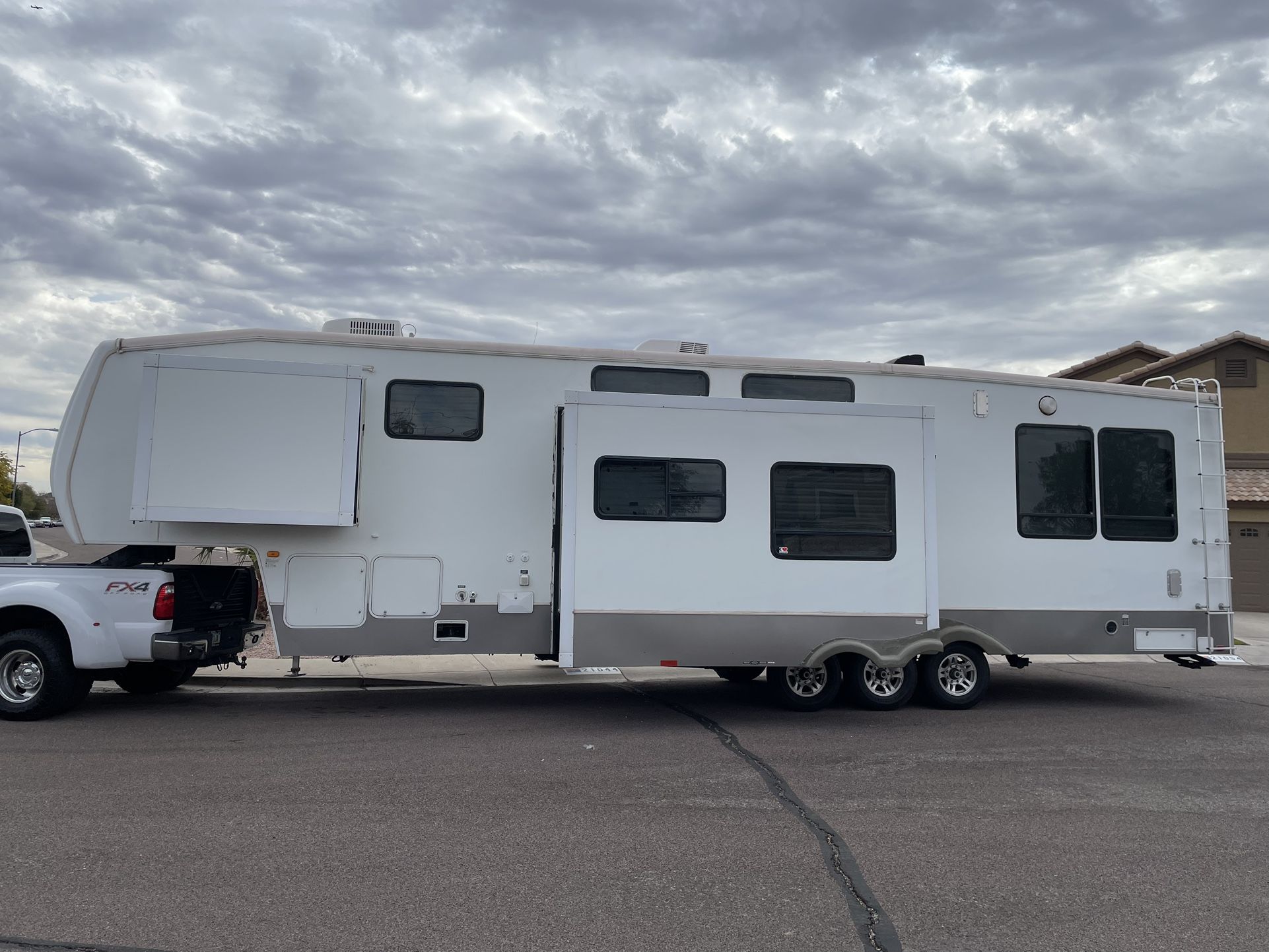 2009 Keystone Raptor 40 Foot Toyhauler Fifth Wheel for Sale in Peoria ...