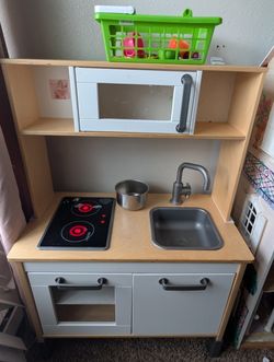 Toy kitchen + food and dishes 