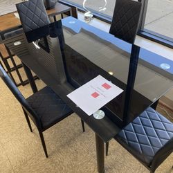 Dining Set Table And 4 Chairs Brand New $179 Only Available For Pick Up Or Delivery 🔥🔥🔥🚚🚚🤩🤩👌