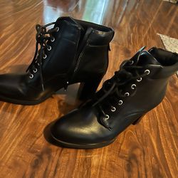 Black booties With Chunky Heel